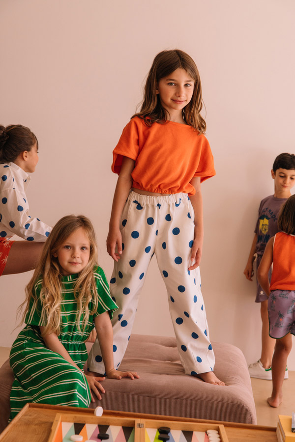 TOP BREE SHINY CORAL_PANTALON ELIA BLUE DOTS_ROBE APRIL SUMMER GREEN STRIPES